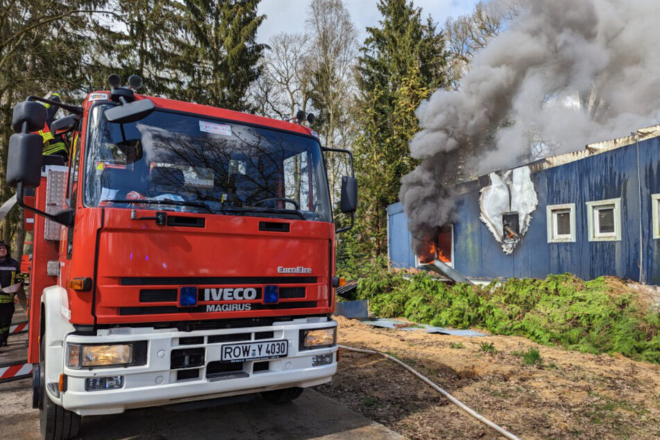 Flammen schlugen aus der brennenden Bäckerei in Borchel.