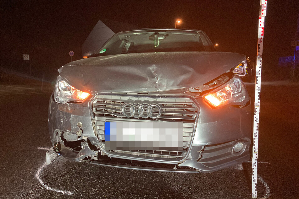 Rentner missachtet Vorfahrt und kracht in Audi: Drei Menschen nach Unfall verletzt