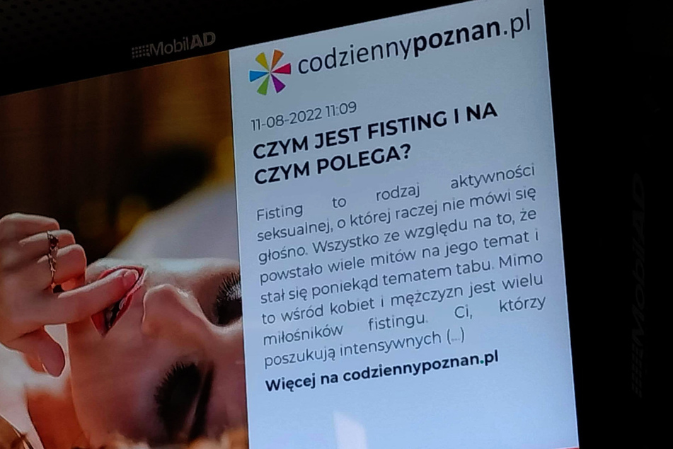 Ein Foto der Werbung in einer Straßenbahn in Poznań wurde im Internet veröffentlicht und sorgte sowohl für überraschte als auch empörte Kommentare zum Vorfall.
