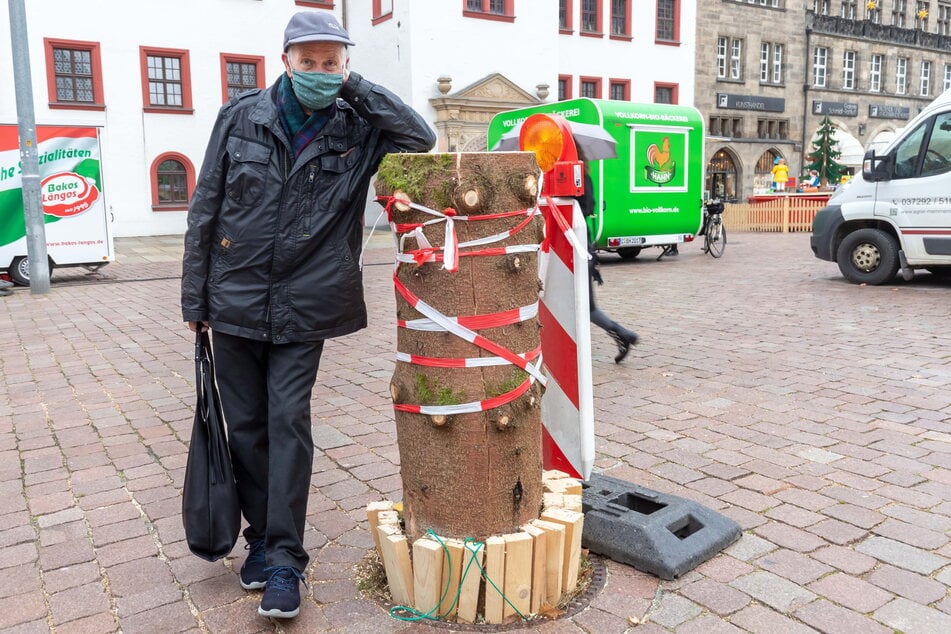 Dieter Büttner (80) aus Chemnitz ist traurig, dass der schöne Baum aus Eibenstock abgesägt wurde.