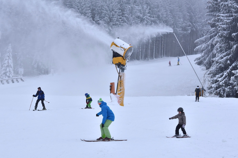 Das Skigebiet in Altenberg konnte dank künstlicher Beschneiung wieder in Betrieb gehen. Die niedrigen Temperaturen halfen dabei.
