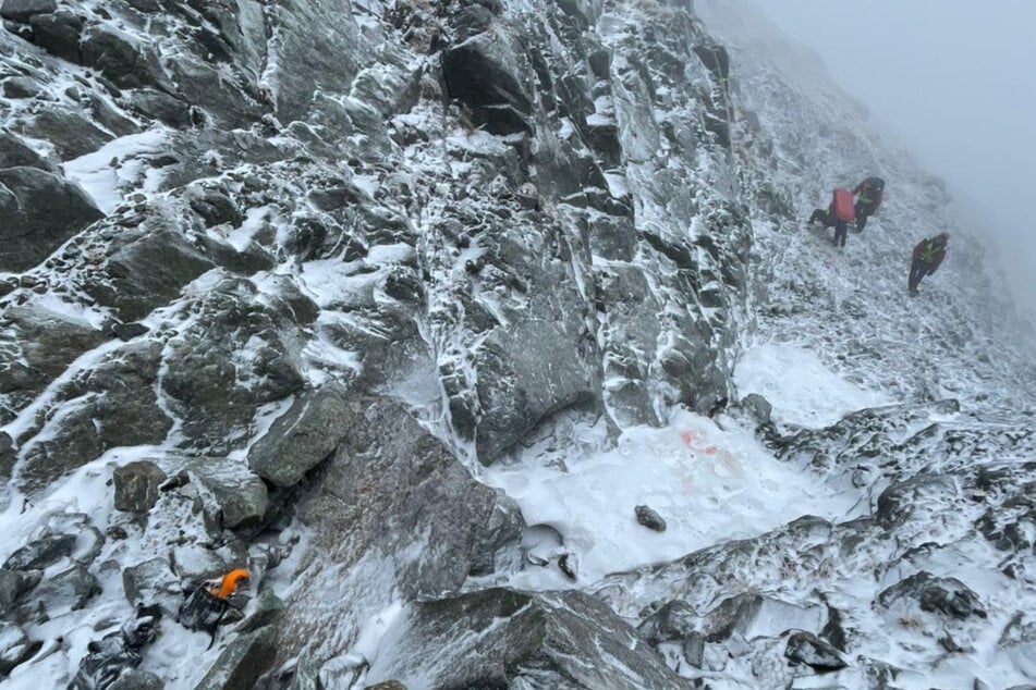 Bei schlechtem Wetter mussten Bergretter zu einer Unglücksstelle im Gebiet der Hohen Tatra gelangen.