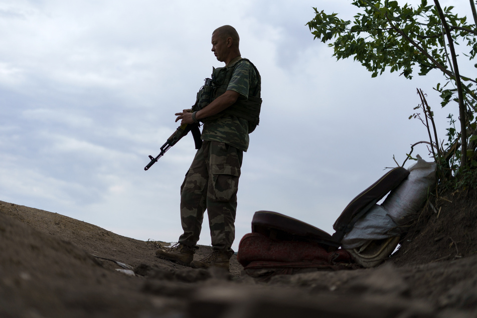 Ein ukrainischer Soldat hält während einer Phase relativer Ruhe Wache vor seinem Zelt.