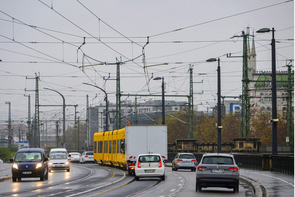 Während der Adventszeit soll die Auto-Fahrspur auf den Gleisen stadteinwärts gesperrt werden, damit die Bahnen schneller über die Marienbrücke kommen.