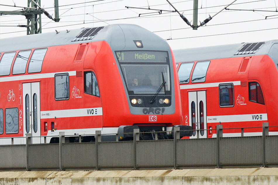 An zwei fahrenden S-Bahnen wurden Seitenscheiben beschädigt. (Symbolbild)