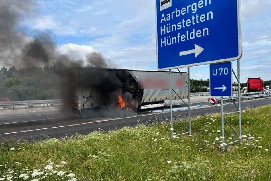Ein Reifen des Aufliegers war geplatzt, wodurch der gesamte Anhänger Feuer fing.