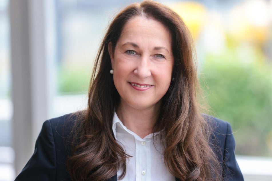 Ihren neuen Job als frisch gewählte Bürgermeisterin von Herdecke will die 57-Jährige trotz der Tragödie antreten.