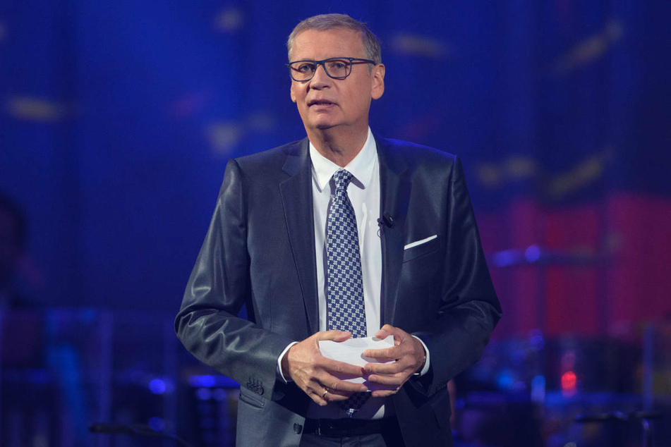 Günther Jauch moderiert beim Festakt zum 30. Jahrestag der Deutschen Einheit eine Talkrunde. Aufgrund einer Corona-Erkrankung verpasste er 2021 erstmals krankheitsbedingt eine Sendung.