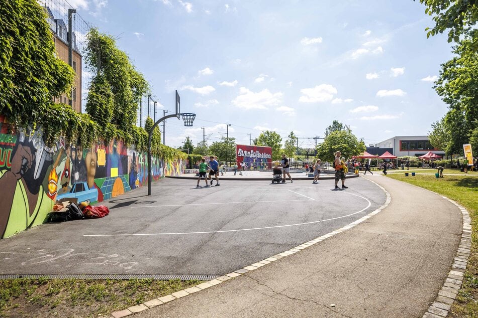 Der Platz soll nicht nur Kinder dazu einladen, etwas über ihre Rechte zu lernen. Die Sichtbarmachung im Stadtbild ist auch für Erwachsene gedacht.