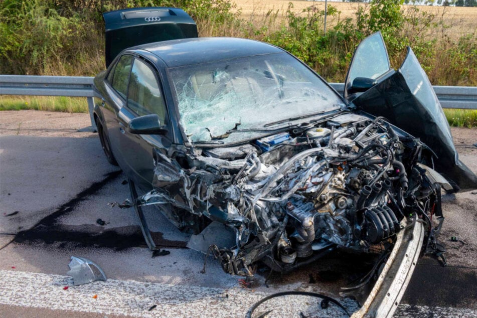 Unfall A14: Stau auf der A14: Audi verunglückt und hinterlässt Trümmerfeld