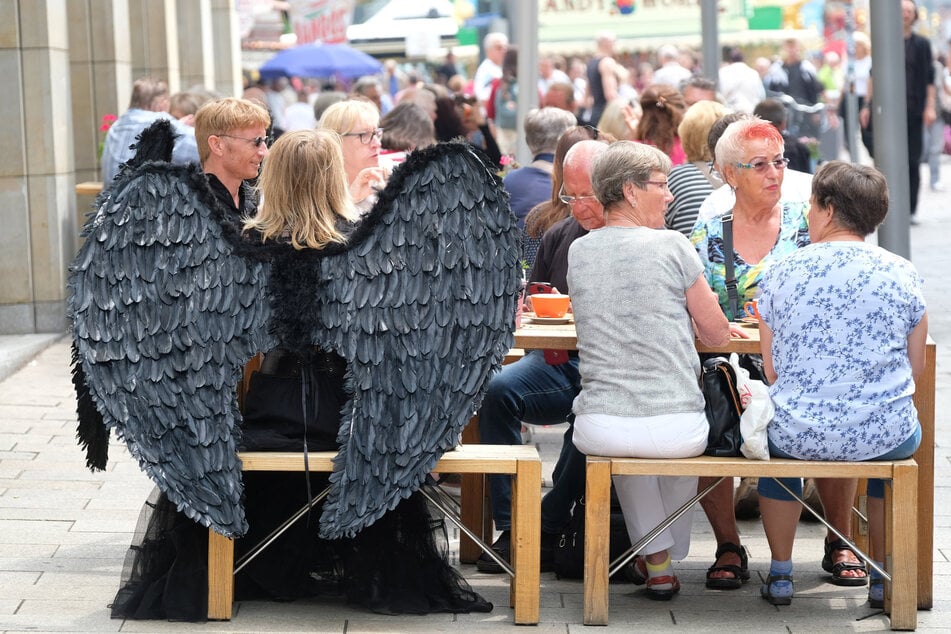 Zu Pfingsten mischen sich einige dunkle Gestalten unter die Leipziger Bevölkerung.