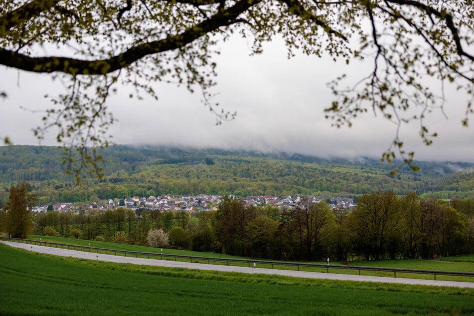 Blick auf Niederseelbach im Rheingau-Taunus-Kreis: Nur am Dienstag kann es etwas wolkiger werden. Allerdings soll es auch dann im Laufe des Tages aufheitern.