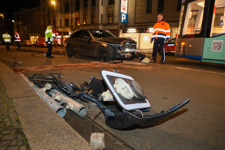 Auch die Ampel wurde in Mitleidenschaft gezogen.