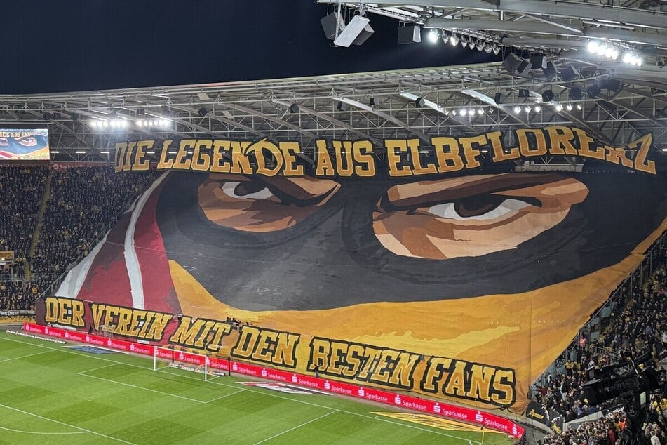 Vor dem Hinspiel packten die SGD-Fans eine riesige Choreografie aus.