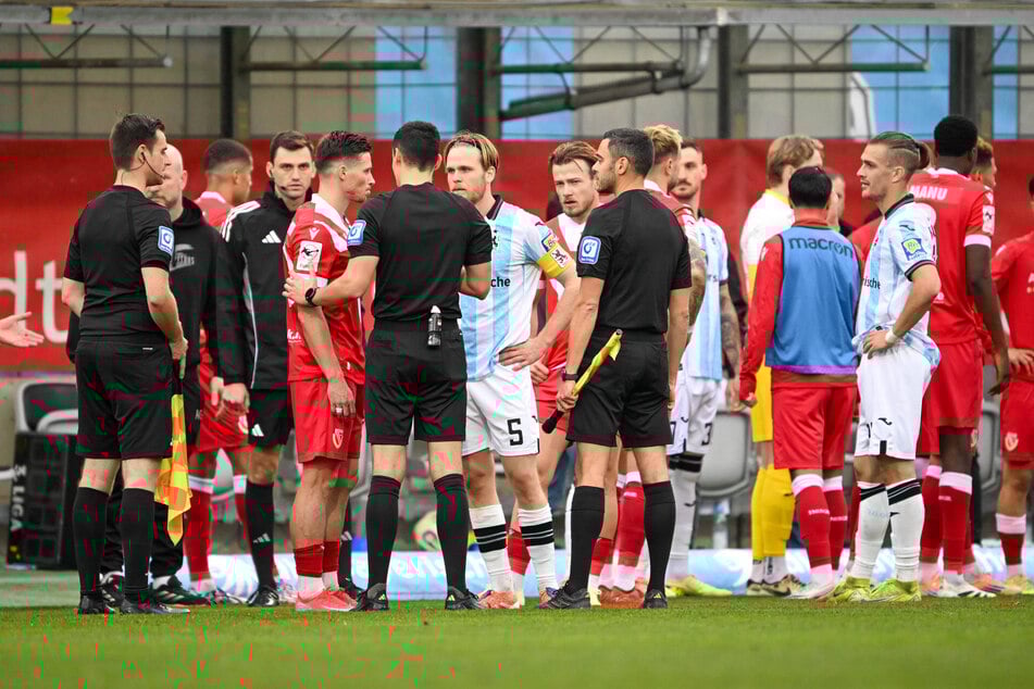 Nach einem rassistischen Vorfall wurde das Spiel rund sieben Minuten lang unterbrochen.