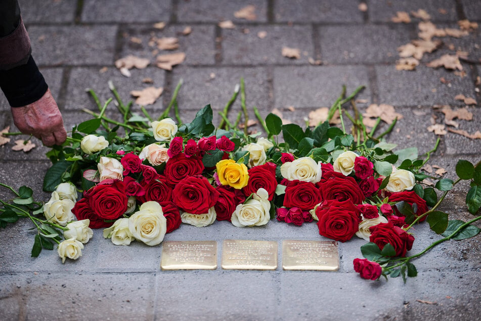 Anders als in Heidenau hält die Landeshauptstadt an der Stolperstein-Erinnerungskultur fest.