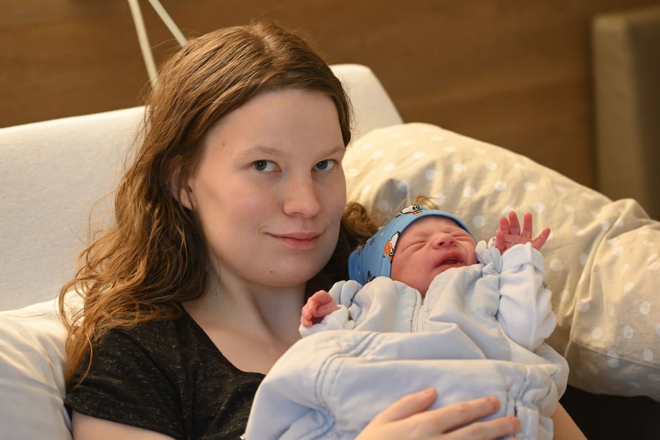 Die glückliche Mama Michelle Walther (23) und ihr Neujahrsbaby Damian Tayler haben es am heutigen Montag, 0.39 Uhr, im DRK-Krankenhaus Rabenstein geschafft.