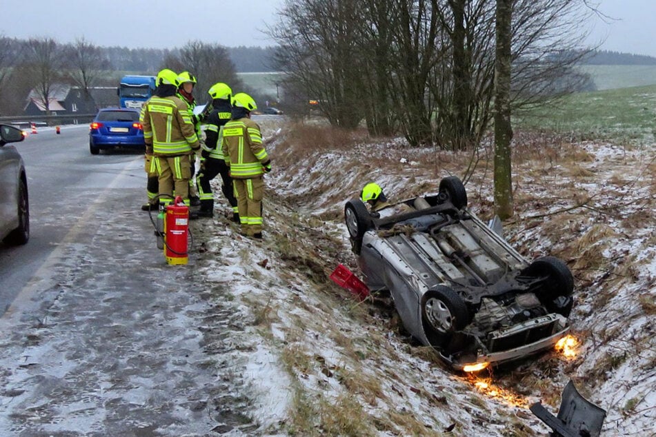 Toyota überschlägt sich auf glatter Straße: 16-Jährige schwer verletzt