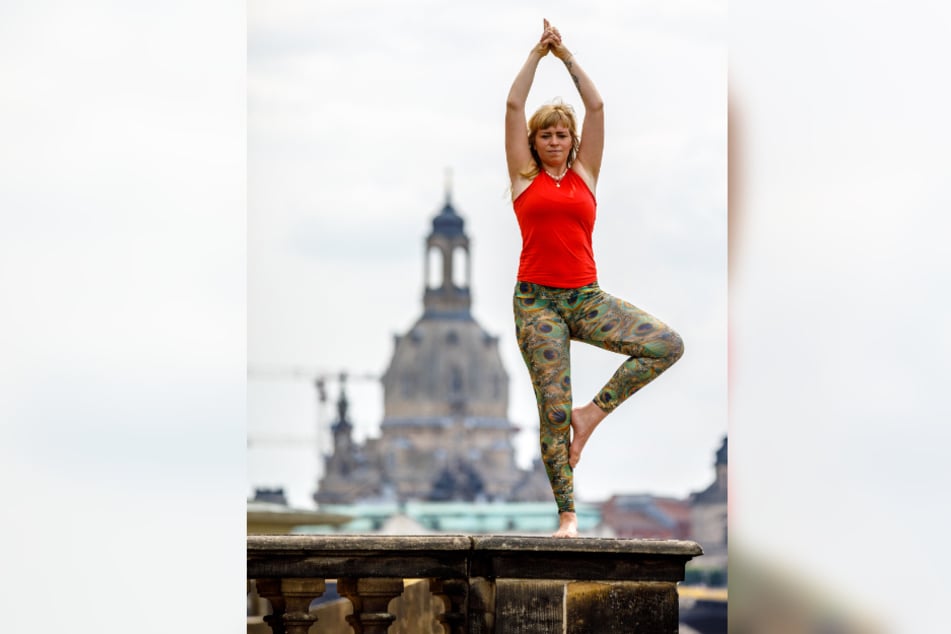 Yoga vor der Altstadt-Kulisse: Mandy Frauenlob (29) macht es vor.