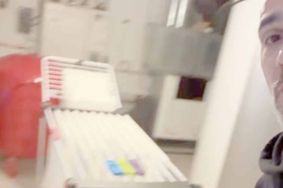 Stolz zeigt Bushido die bereits aufgehängten Handtücher.