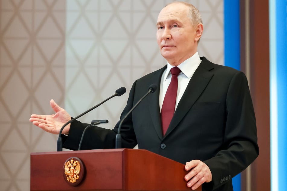 Mit seinem Vorschlag an die EU, Ex-Kanzler Schröder als Unterhändler zu ernennen, hatte Putin vor knapp drei Wochen für Aufregung gesorgt. Nun liefert er die Begründung nach.