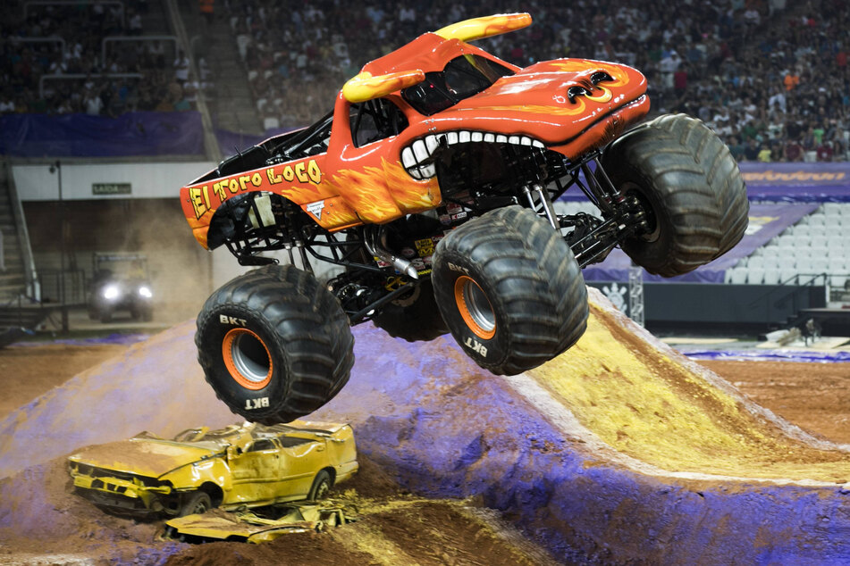 Die Monstertrucks werden wortwörtlich durchs Stadion fliegen.