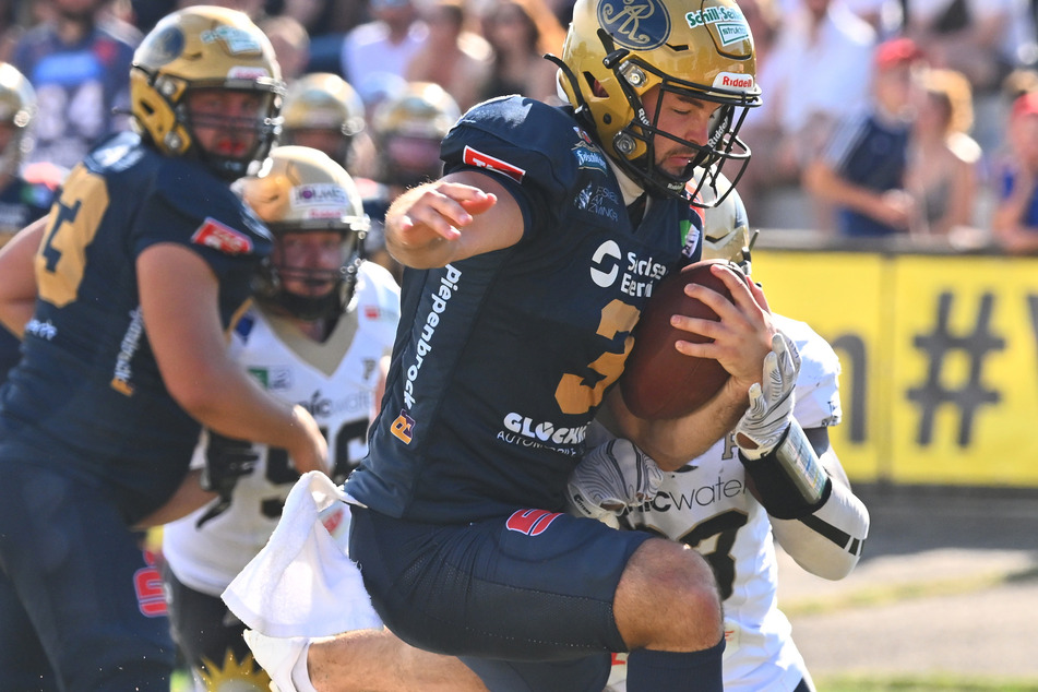 Überragend! Monarchs-Quarterback Brock Domann springt hier über einen Paderborner und zum Touchdown in die Endzone.