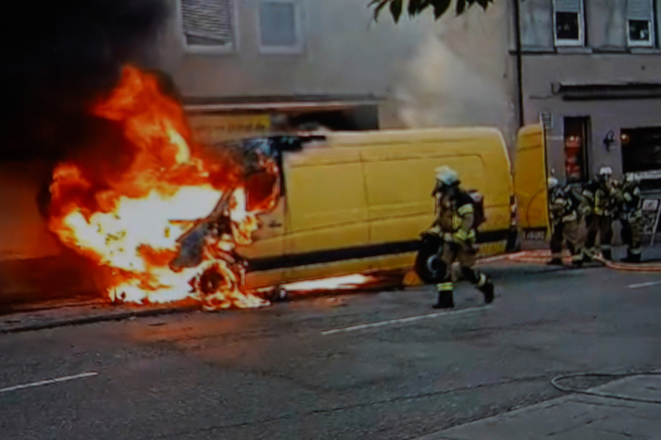 Lichterloh schossen die Flammen aus dem Transporter.