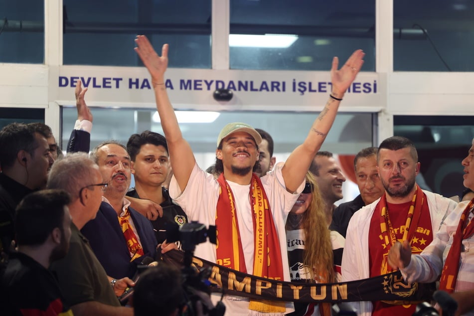 Leroy Sané wurde bereits euphorisch von den Fans am Flughafen empfangen.