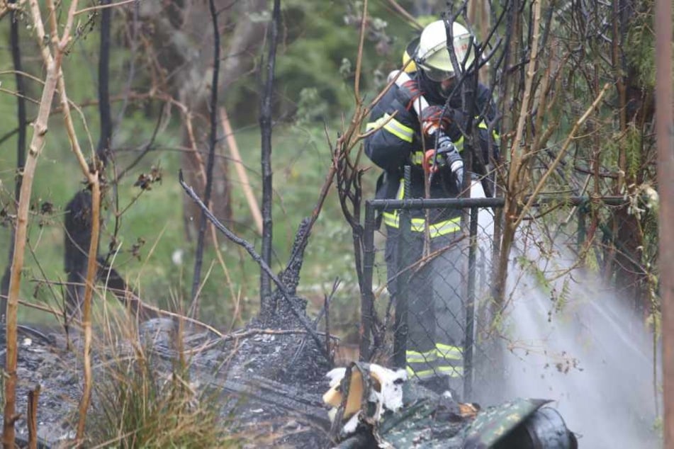 Ein Feuerwehrmann kämpft gegen das Feuer an.