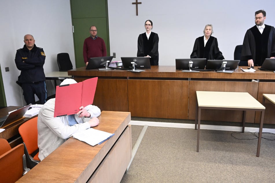 Die Großmutter (†76) hatte den Beschuldigten (24, weiß gekleidet) stets unterstützt, auch finanziell. Als sie mit Kontaktabbruch drohte, soll er sie getötet haben.