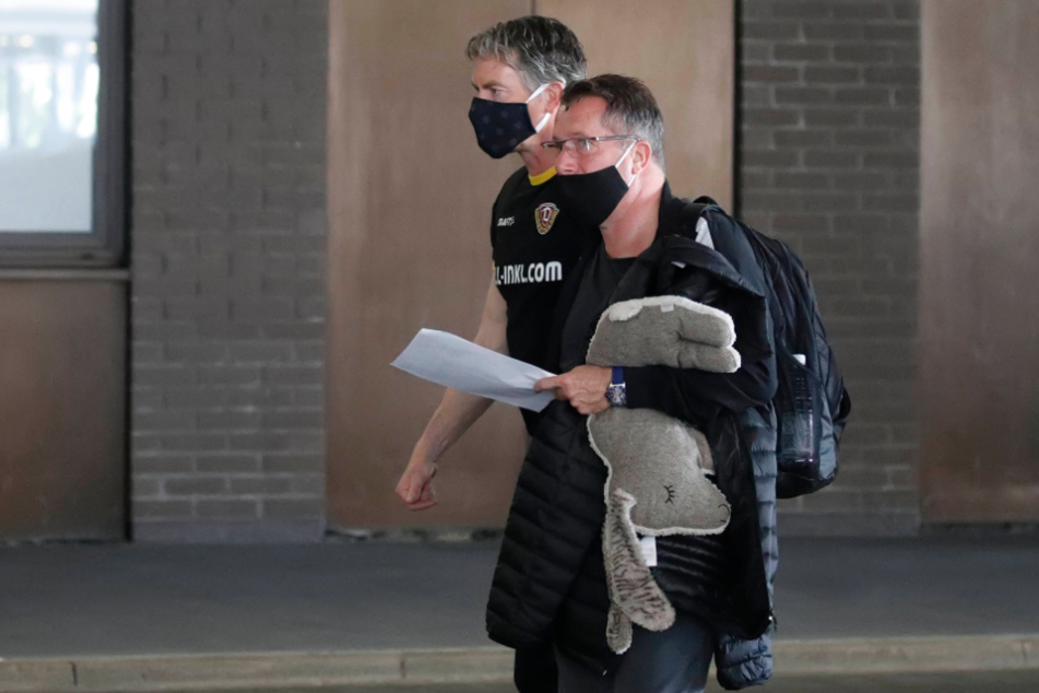 Dynamo-Trainer Markus Kauczinski beim Gang ins Stadion von Hannover mit Glücksbringer unter dem Arm. Vielleicht hilft er am morgigen Samstag.