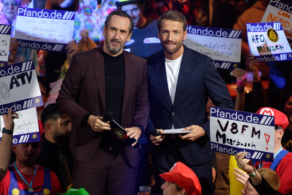 Auch Elmar Paulke (56, l.) stellte das Verhalten von Luke Littler zur Debatte.