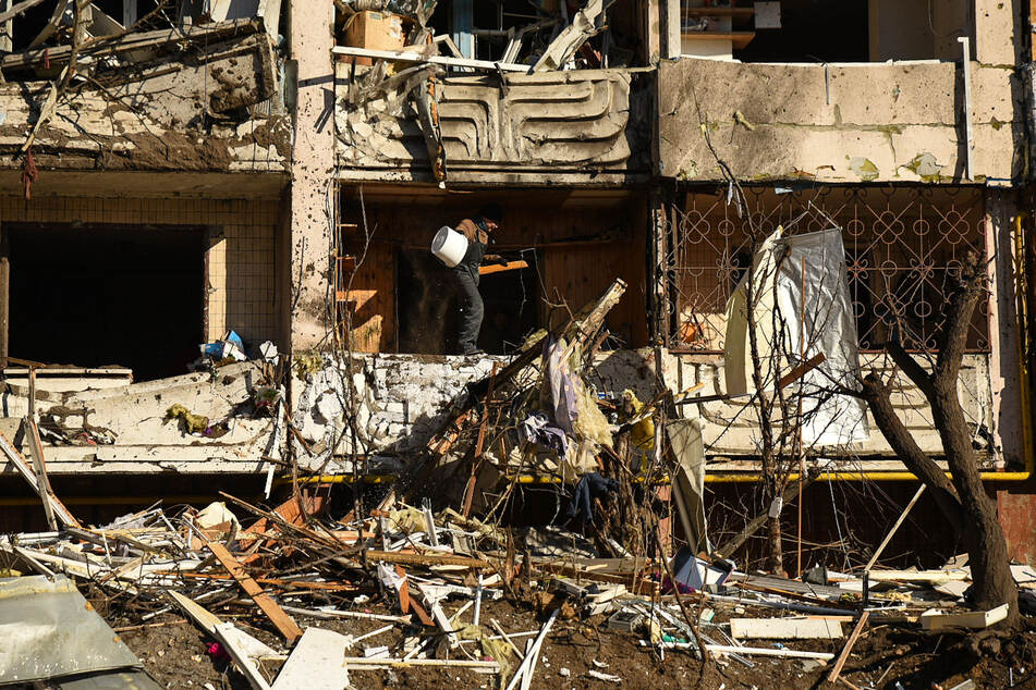 Bei einem Raketeneinschlag in Kiew wurde ein Wohnhaus komplett beschädigt.