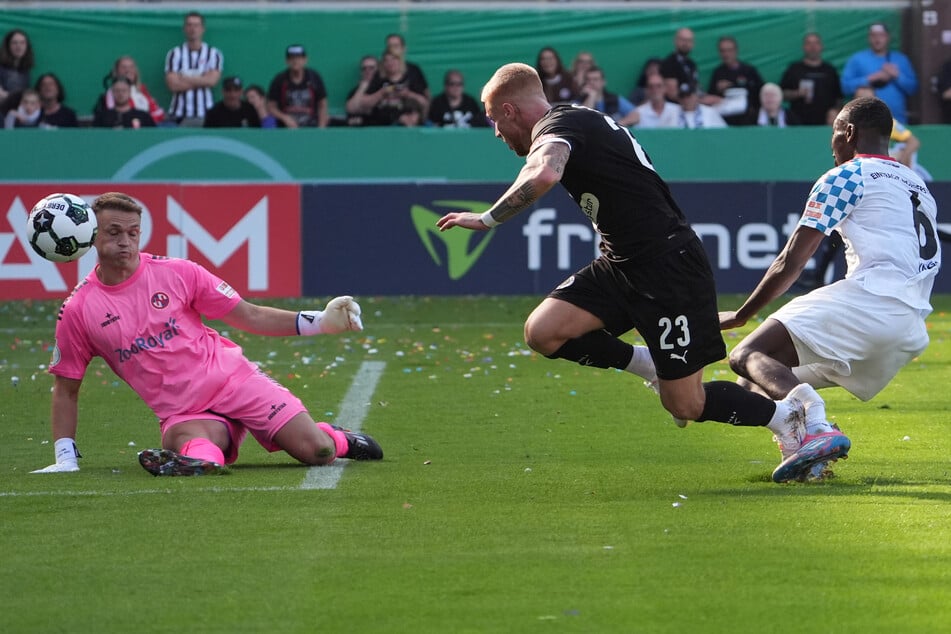 Im Spiel scheiterte auch Louis Oppie (M.) oft an Keeper Lars Huxsohl (29, l.). Im Elfmeterschießen bezwang er dann aber Norderstedts "Wand".