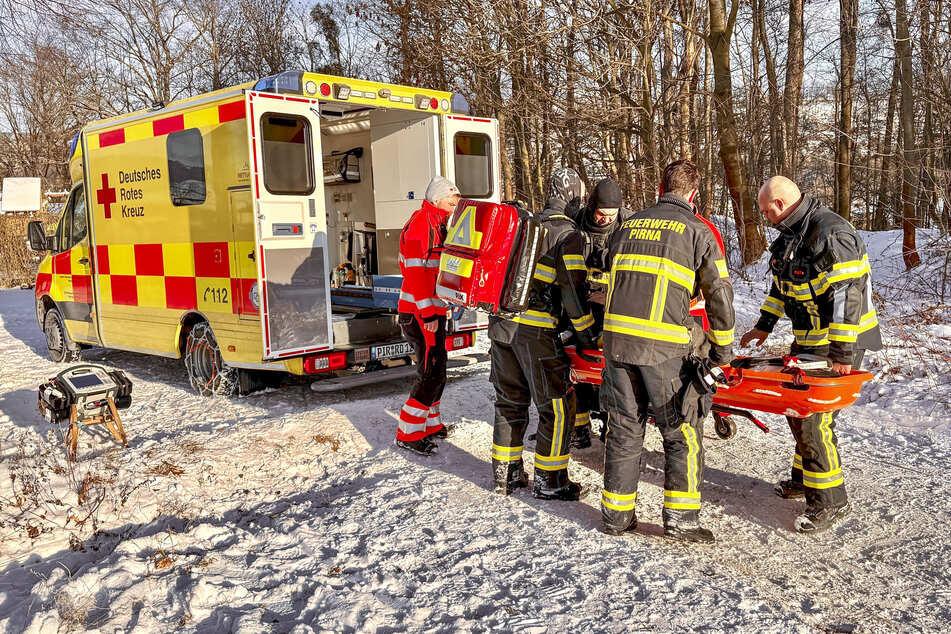 Die Feuerwehr packte beim Krankentransport auf dem Kohlberg mit an.