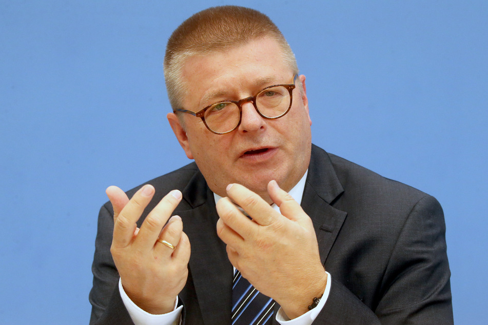 Thomas Haldenwang, der Präsident des Bundesamtes für Verfassungsschutz, und eine ganze Menge seiner Kollegen haben Corona.