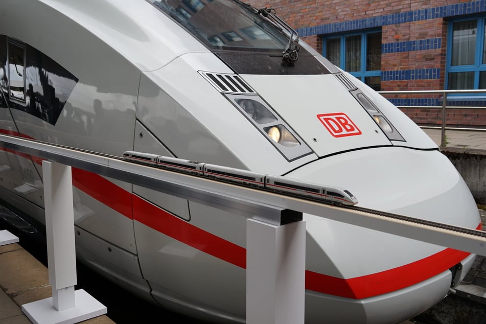Der kleine ICE im Vergleich zu seinem großen Bruder, der ab sofort mit 13 Wagen und 918 Sitzplätzen auf den Linien mit besonders hoher Nachfrage unterwegs sein wird, etwa von Hamburg nach München über Köln und Stuttgart oder von Hamburg über Frankfurt/Main und Karlsruhe nach Basel und weiter in die Schweiz.