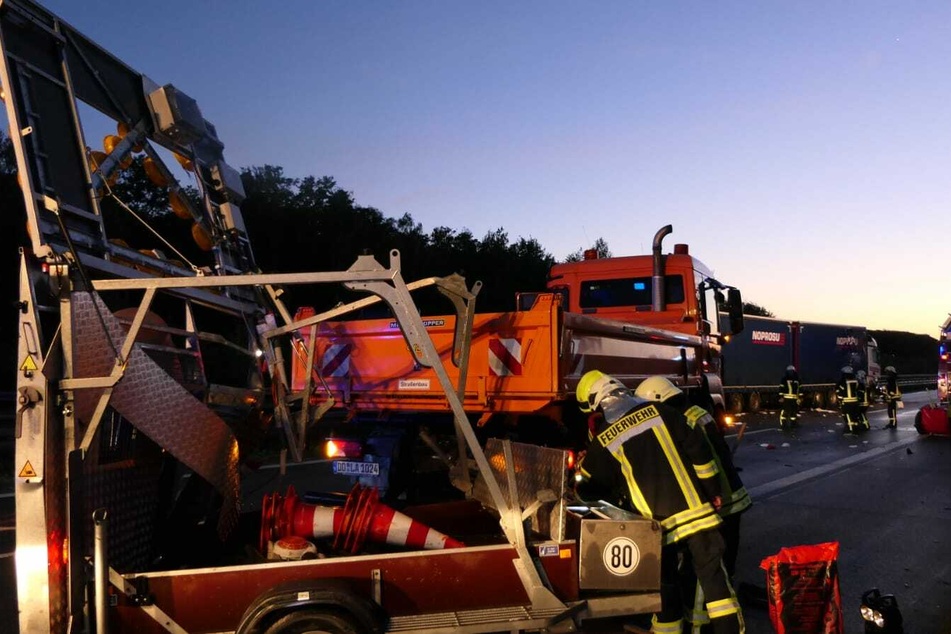 Der Lkw war gegen einen Schilderwagen geprallt.
