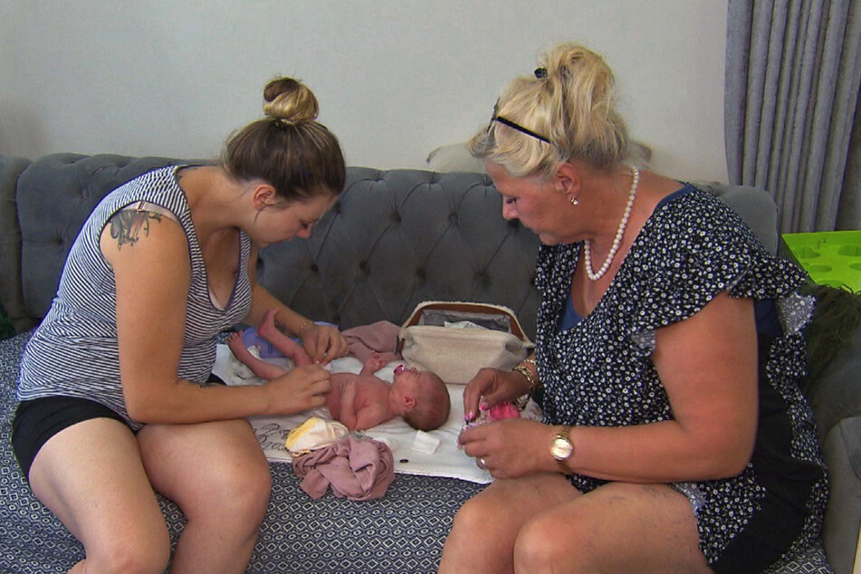 Kennen sich gut aus bei der Versorgung von Neugeborenen: Dreifach-Mama Sarafina (29) und Oma Silvia (59) Wollny.