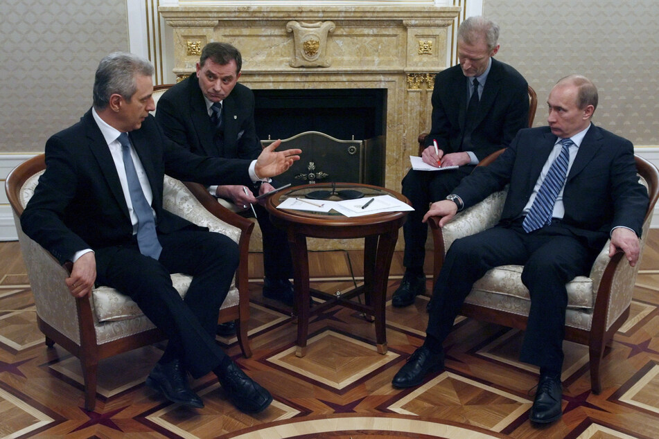 Besuch im Kreml: Der damalige russische Premierminister Wladimir Putin (r., heute 69) hört Stanislaw Tillich im April 2009 (links) aufmerksam zu.