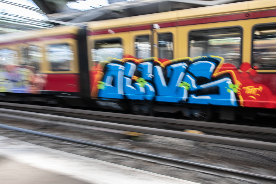 Eine mit einem Graffiti besprühte S-Bahn fährt aus dem Ostbahnhof.