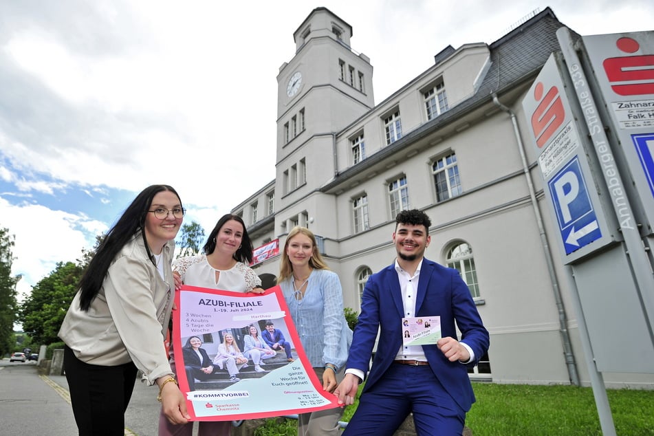 Azubis der Sparkasse Chemnitz leiten derzeit die Filiale in Harthau.