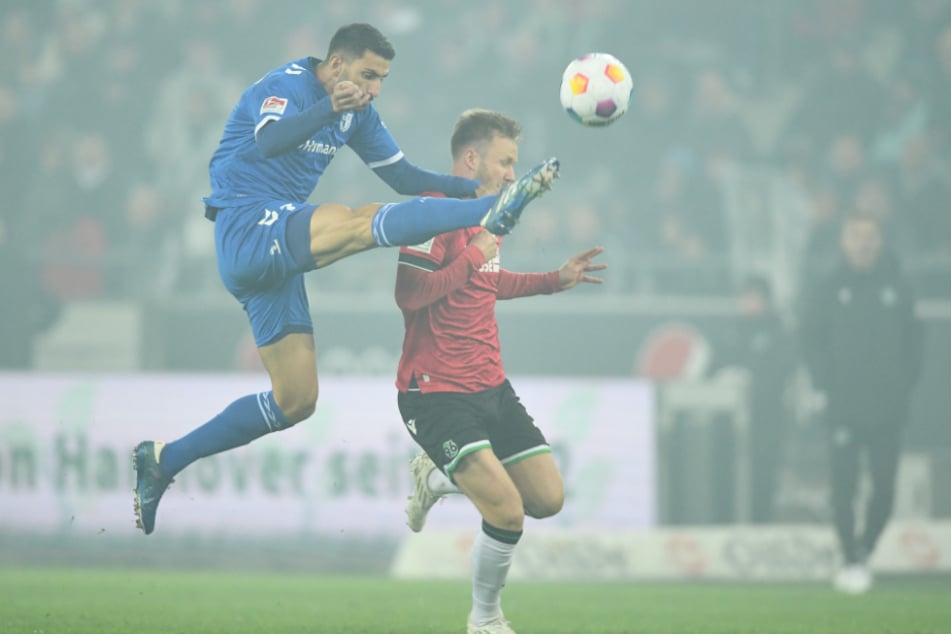 Die Fans von Hannover 96 zündeten noch vor dem Anpfiff Pyrotechnik und sorgten so für erschwerte Sichtverhältnisse.