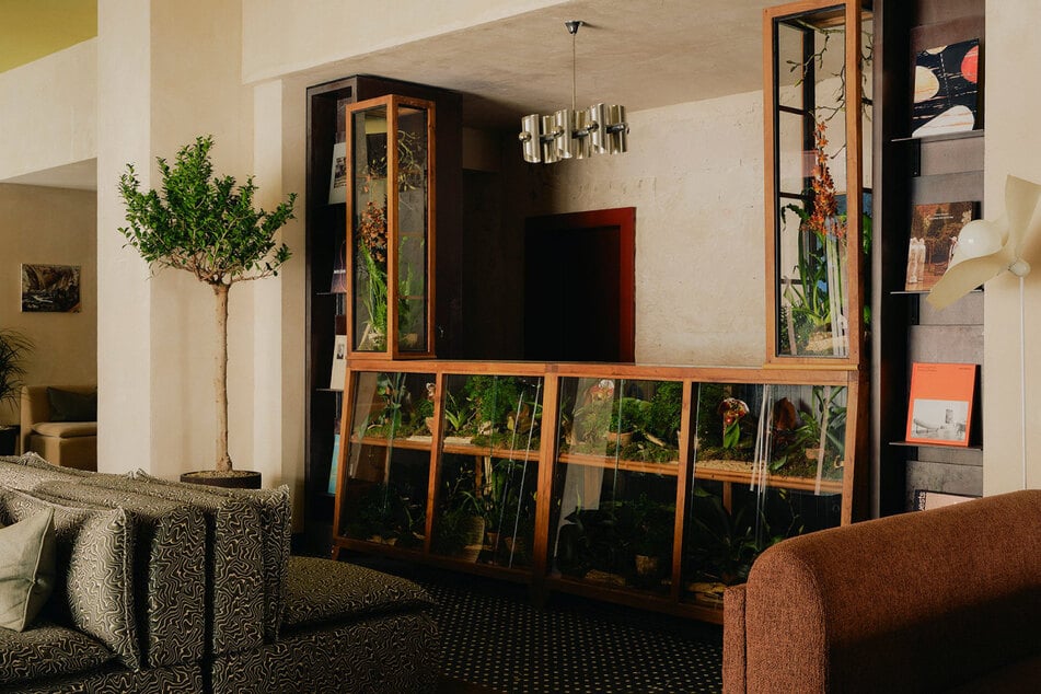 Gemütliche Sofas und viel Grün: die Lobby des The Dean in Berlin.