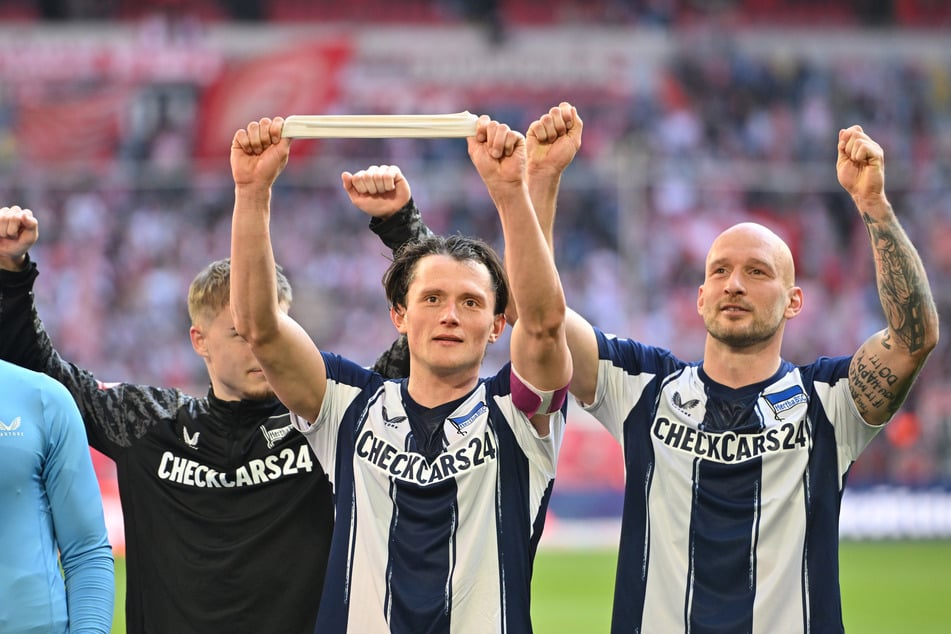Toni Leistner (35, r.) spielt auch noch im gehobenen Fußball-Alter eine wichtige Rolle bei der Hertha.