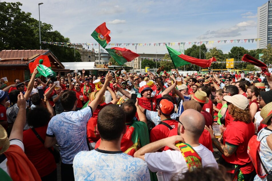 Die Portugiesen feierten zunächst auf dem Wilhelm-Leuschner-Platz ...