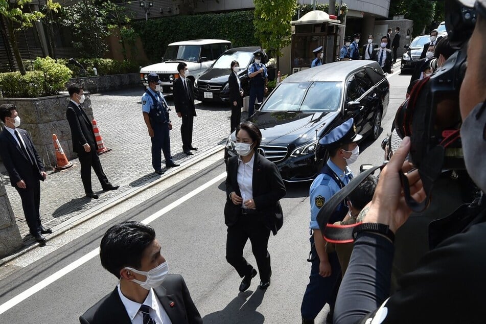 A hearse transporting the body of former Japanese prime minister Shinzo Abe arrives at his residence in Tokyo on July 9.
