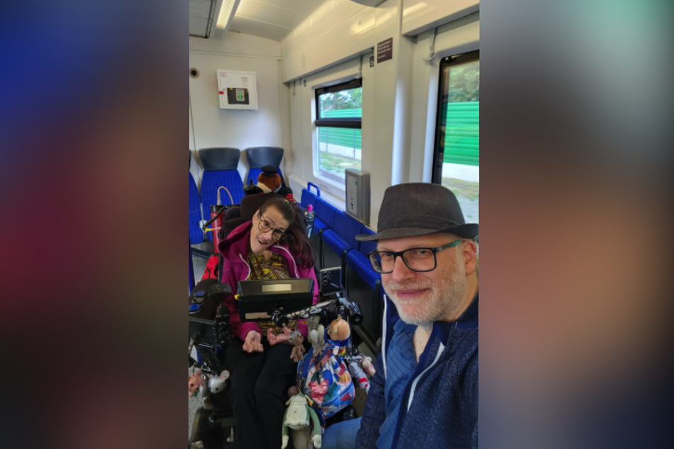 Frank Cordes alias "Frankyman" (r.) und seine Frau Karin Cordes-Zabel alias "Zauber-Bärin" teilen ihre Reisen mit der Deutschen Bahn in den sozialen Medien.