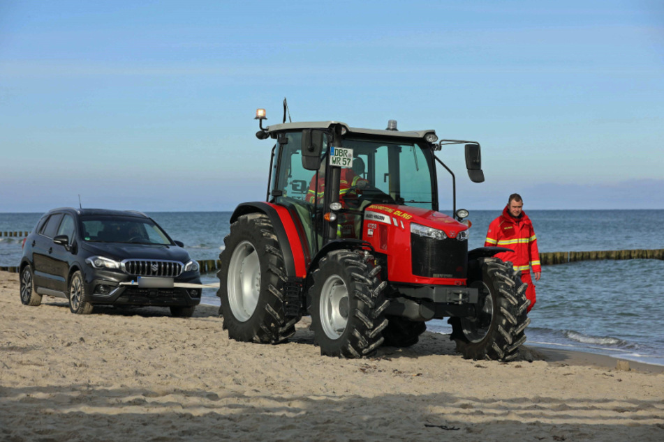 Heiratsantrag in den Sand gesetzt: Ein Trecker zog das Auto aus dem Ostseesand von Graal-Müritz.